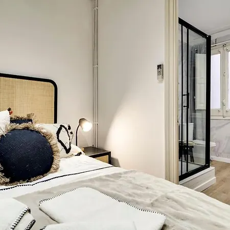 Casa Modernista En Paseo De Gracia Barcelona