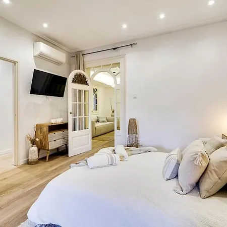 Casa Modernista En Paseo De Gracia Apartment